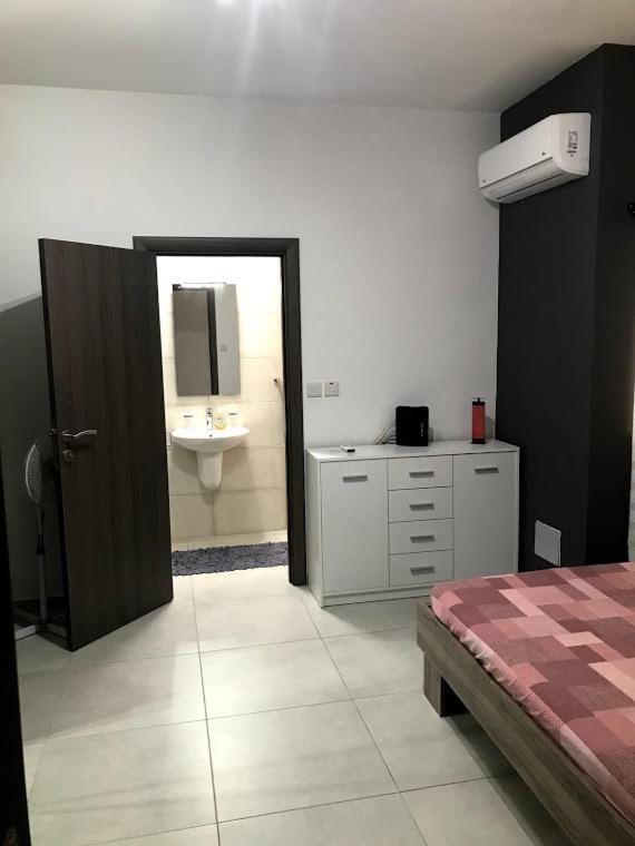 Luqa Apartment - 5 Mins From Airport Eksteriør billede